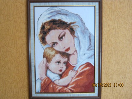 1. Вышитая крестиком картина "Мама с ребенком" , размер 455х620, рамка. . фото 2
