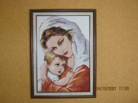 1. Вышитая крестиком картина "Мама с ребенком" , размер 455х620, рамка. . фото 3