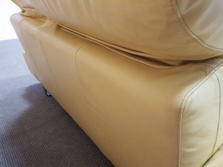 Кожаный диван. Двухместный. Натуральная кожа желтого (песочного) цвета. Регулиру. . фото 2