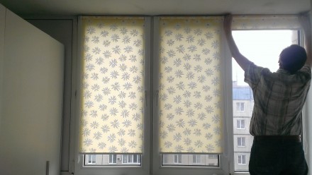 Декорування вікна рулонними шторами - один з найпрактичніших і функціональних за. . фото 2