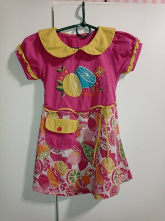 Веселое цветастое платье для девочки младшего возраста.
Застегивается сзади на . . фото 2