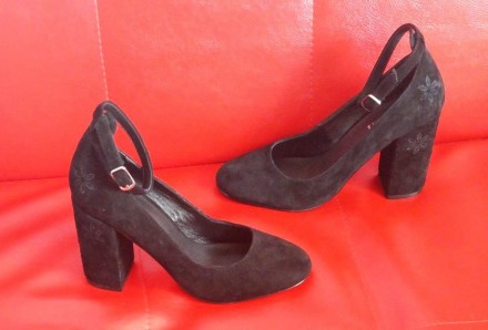 Оригинальные Туфли с цветами, цвет черный
устойчивый широкий каблук "в тре. . фото 3
