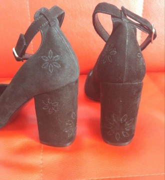 Оригинальные Туфли с цветами, цвет черный
устойчивый широкий каблук "в тре. . фото 6