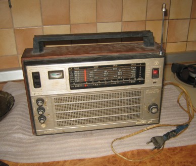 Легендарный радиоприёмник времён СССР.
Работает на всех диапазонах, НО необходи. . фото 2