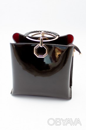 
Лаковая женская сумка
Классическая сумка маленького размера черного цвета. Мате. . фото 1