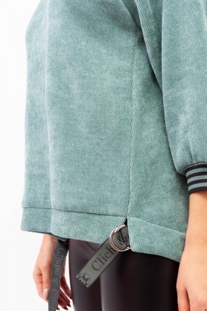 
Женский свитер Cliche
Классический свитер бирюзового цвета с черными элементами. . фото 6
