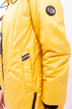 
Женская куртка
Легкая демисезонная куртка желтого цвета, комбинированная черной. . фото 6