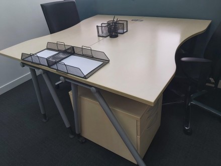 Продам офисные столы б/у в прекрасном состоянии.

Столешница изготовлена из ка. . фото 2