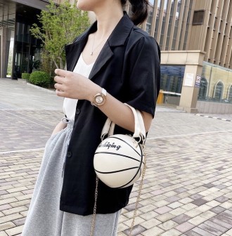 
Сумочка в форме мячика
Женская сумка кросс-боди на цепочке. Идеально подойдёт к. . фото 5