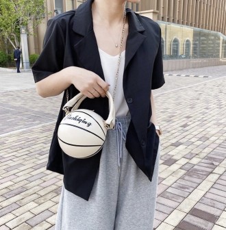 
Сумочка в форме мячика
Женская сумка кросс-боди на цепочке. Идеально подойдёт к. . фото 4