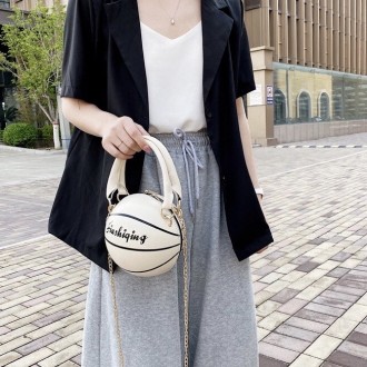 
Сумочка в форме мячика
Женская сумка кросс-боди на цепочке. Идеально подойдёт к. . фото 3