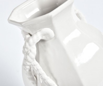 Красивая ваза белого цвета изготовлена из высококачественной керамики.
Ваза идеа. . фото 5