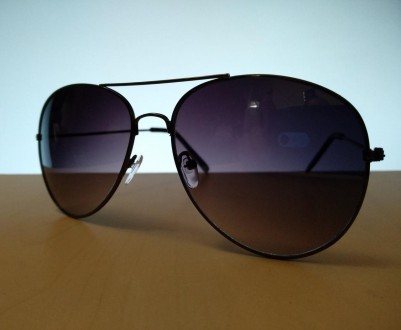 
Стильные солнцезащитные очки Aviator.
Тряпочка-микрофибра для протирки линз в п. . фото 6