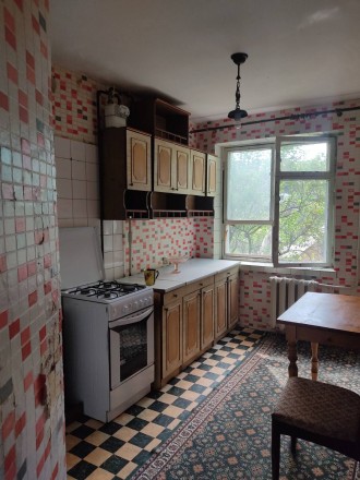 Квартира в жилом советском состоянии, под ремонт, комнаты 2+1, сан узел в кафеле. Победа-1. фото 2