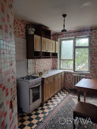 Квартира в жилом советском состоянии, под ремонт, комнаты 2+1, сан узел в кафеле. Победа-1. фото 1