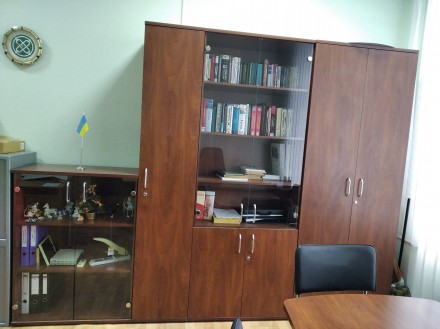 Кабинет руководителя - стол, шкаф для одежды, высокий шкаф для книг и папок, пен. . фото 3