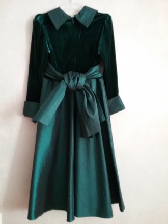 Красива сукня на 148 ріст.
Темно- зеленого кольору.
Сукня Б/У, але в чудовому . . фото 3