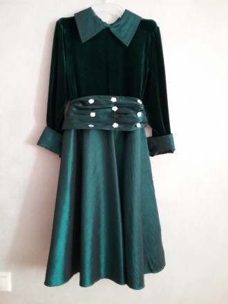 Красива сукня на 148 ріст.
Темно- зеленого кольору.
Сукня Б/У, але в чудовому . . фото 2