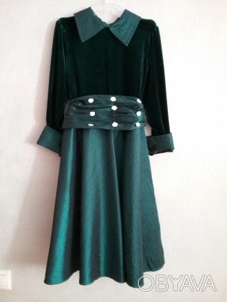 Красива сукня на 148 ріст.
Темно- зеленого кольору.
Сукня Б/У, але в чудовому . . фото 1