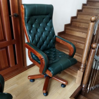 Нове офісне крісло для керівника.
Натуральна італійська шкіра.
Якісні механізм. . фото 3
