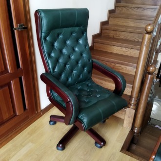 Нове офісне крісло для керівника.
Натуральна італійська шкіра.
Якісні механізм. . фото 7