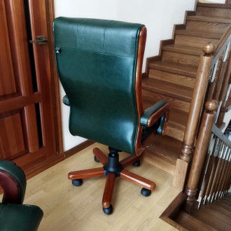 Нове офісне крісло для керівника.
Натуральна італійська шкіра.
Якісні механізм. . фото 8