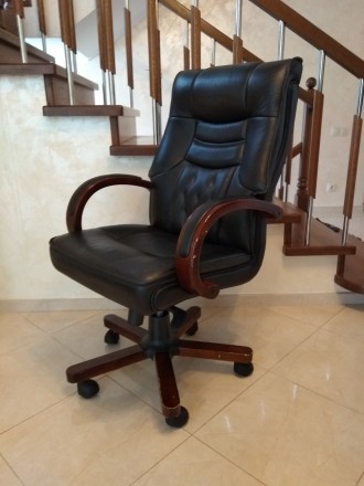 Продаю вишукане крісло для керівника. Натуральна шкіра+дерево. Стан ідеальний. В. . фото 9
