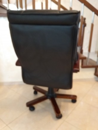 Продаю вишукане крісло для керівника. Натуральна шкіра+дерево. Стан ідеальний. В. . фото 5