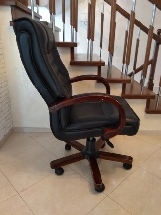 Продаю вишукане крісло для керівника. Натуральна шкіра+дерево. Стан ідеальний. В. . фото 4