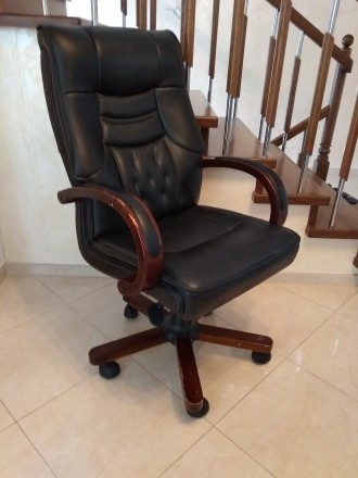 Продаю вишукане крісло для керівника. Натуральна шкіра+дерево. Стан ідеальний. В. . фото 3