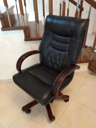 Продаю вишукане крісло для керівника. Натуральна шкіра+дерево. Стан ідеальний. В. . фото 10
