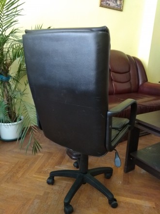Продаю офісне крісло в гарному стані.
Виробник - Німеччина.
Регулювання висоти. . фото 5
