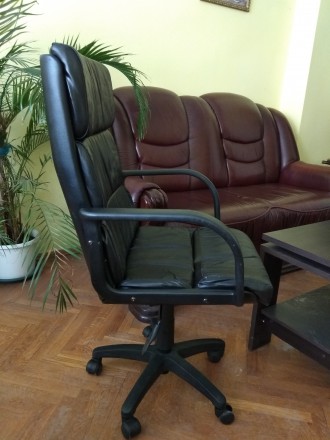 Продаю офісне крісло в гарному стані.
Виробник - Німеччина.
Регулювання висоти. . фото 4
