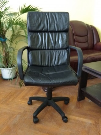 Продаю офісне крісло в гарному стані.
Виробник - Німеччина.
Регулювання висоти. . фото 3