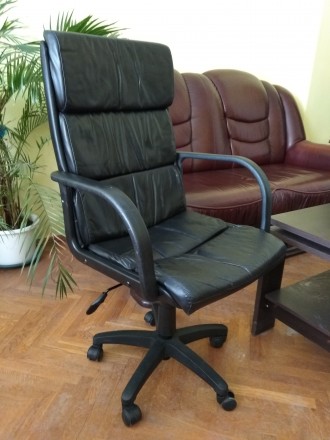 Продаю офісне крісло в гарному стані.
Виробник - Німеччина.
Регулювання висоти. . фото 2