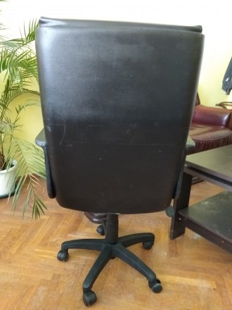 Продаю офісне крісло в гарному стані.
Виробник - Німеччина.
Регулювання висоти. . фото 6