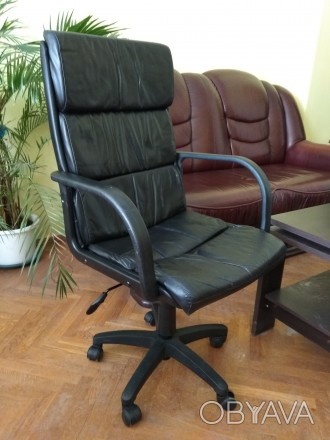 Продаю офісне крісло в гарному стані.
Виробник - Німеччина.
Регулювання висоти. . фото 1
