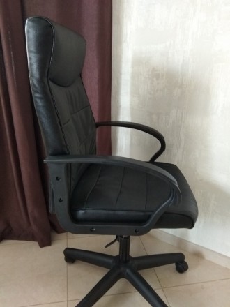 Продам офісне крісло в гарному стані.
Регулюється висота сидіння і нахил спинки. . фото 9