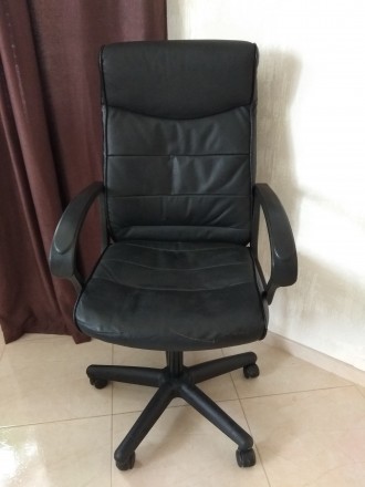 Продам офісне крісло в гарному стані.
Регулюється висота сидіння і нахил спинки. . фото 2