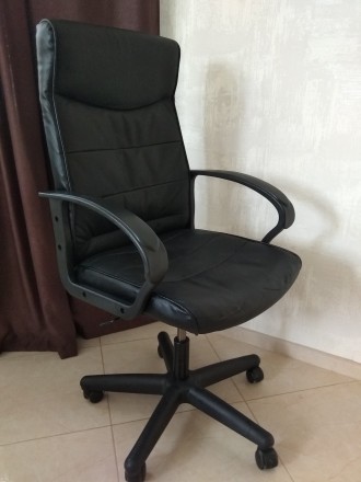Продам офісне крісло в гарному стані.
Регулюється висота сидіння і нахил спинки. . фото 3