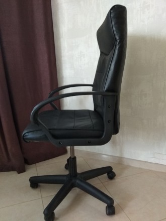 Продам офісне крісло в гарному стані.
Регулюється висота сидіння і нахил спинки. . фото 6
