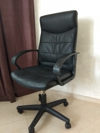 Продам офісне крісло в гарному стані.
Регулюється висота сидіння і нахил спинки. . фото 4