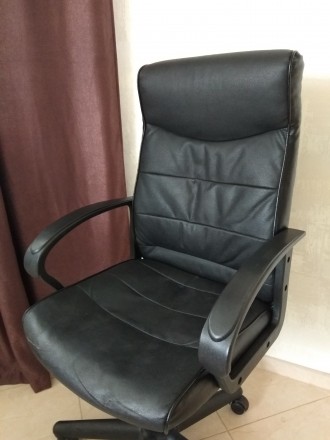 Продам офісне крісло в гарному стані.
Регулюється висота сидіння і нахил спинки. . фото 5