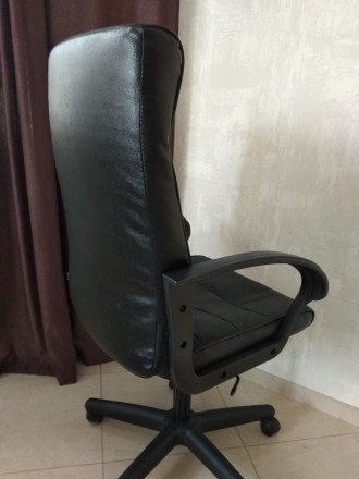 Продам офісне крісло в гарному стані.
Регулюється висота сидіння і нахил спинки. . фото 8