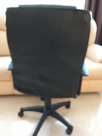 Продаю офісне крісло в гарному стані.
Регулювання висоти і нахилу спинки.

0.. . фото 6