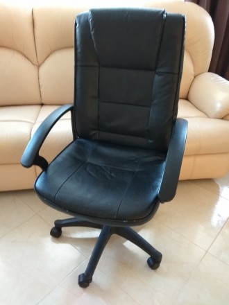 Продаю офісне крісло в гарному стані.
Регулювання висоти і нахилу спинки.

0.. . фото 9
