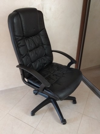 Продам шкіряне крісло для керівника.
Регулюється висота і є механізм нахилу спи. . фото 3