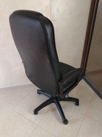 Продам шкіряне крісло для керівника.
Регулюється висота і є механізм нахилу спи. . фото 5