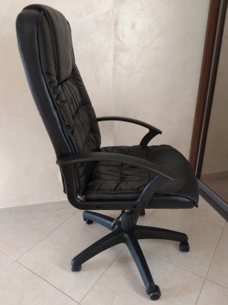 Продам шкіряне крісло для керівника.
Регулюється висота і є механізм нахилу спи. . фото 4