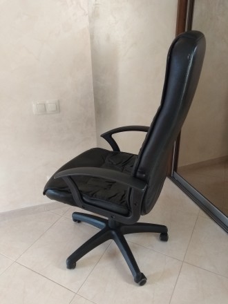 Продам шкіряне крісло для керівника.
Регулюється висота і є механізм нахилу спи. . фото 7